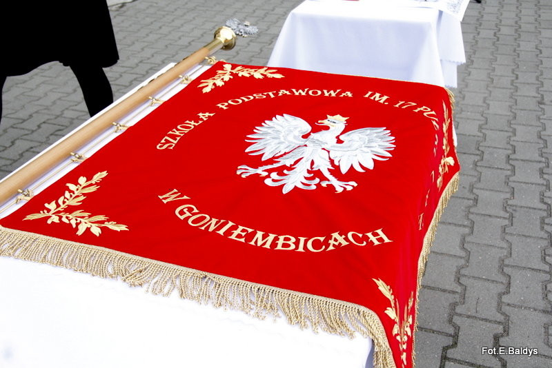 Sztandar dla Szkoły Podstawowej w Goniembicach (zdjęcia)