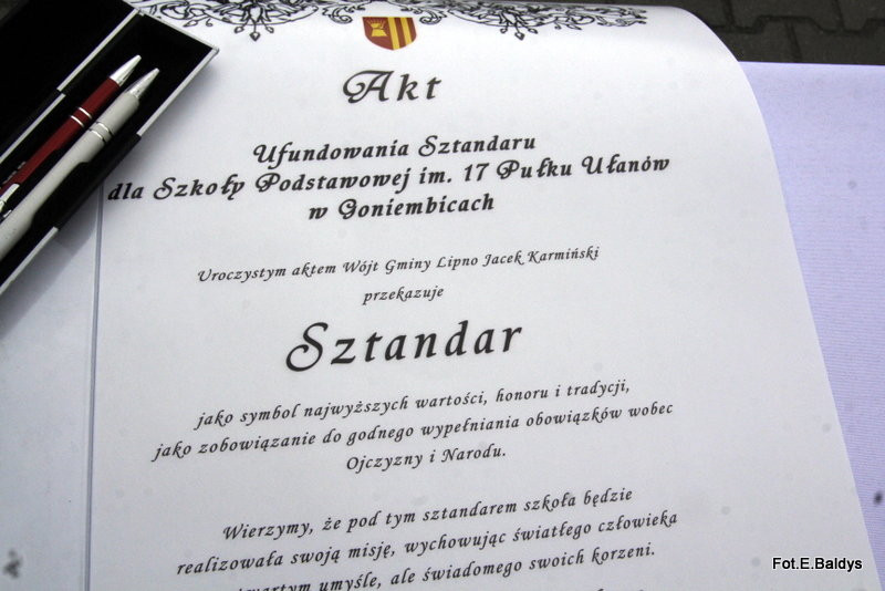Sztandar dla Szkoły Podstawowej w Goniembicach (zdjęcia)