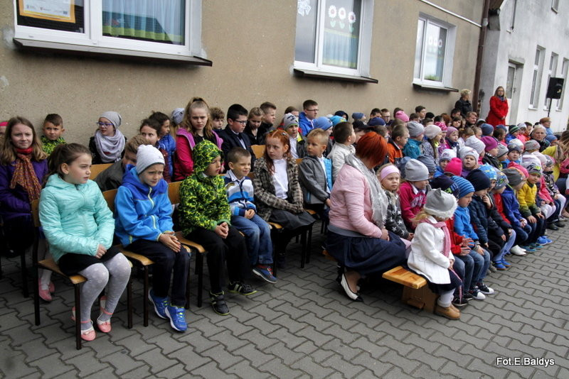 Sztandar dla Szkoły Podstawowej w Goniembicach (zdjęcia)