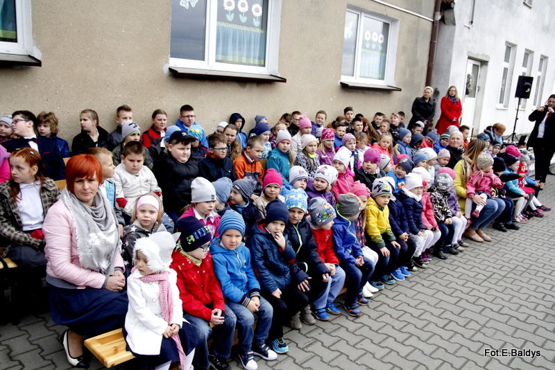 Sztandar dla Szkoły Podstawowej w Goniembicach (zdjęcia)