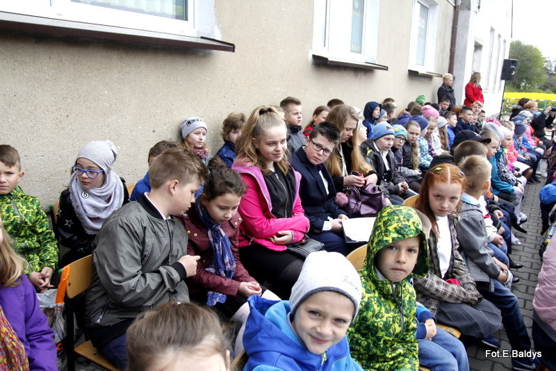 Sztandar dla Szkoły Podstawowej w Goniembicach (zdjęcia)