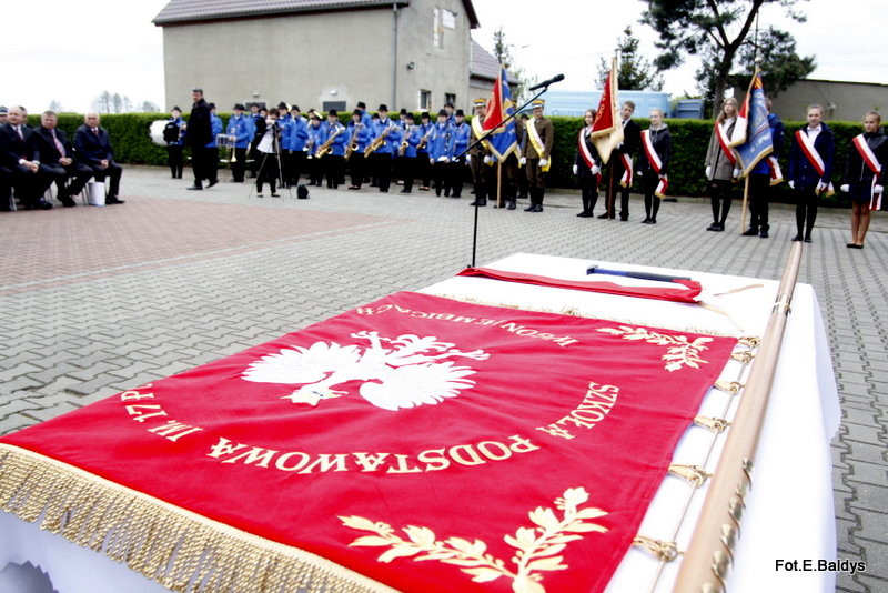 Sztandar dla Szkoły Podstawowej w Goniembicach (zdjęcia)