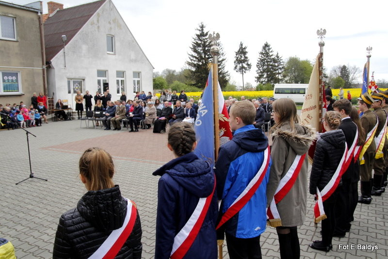Sztandar dla Szkoły Podstawowej w Goniembicach (zdjęcia)