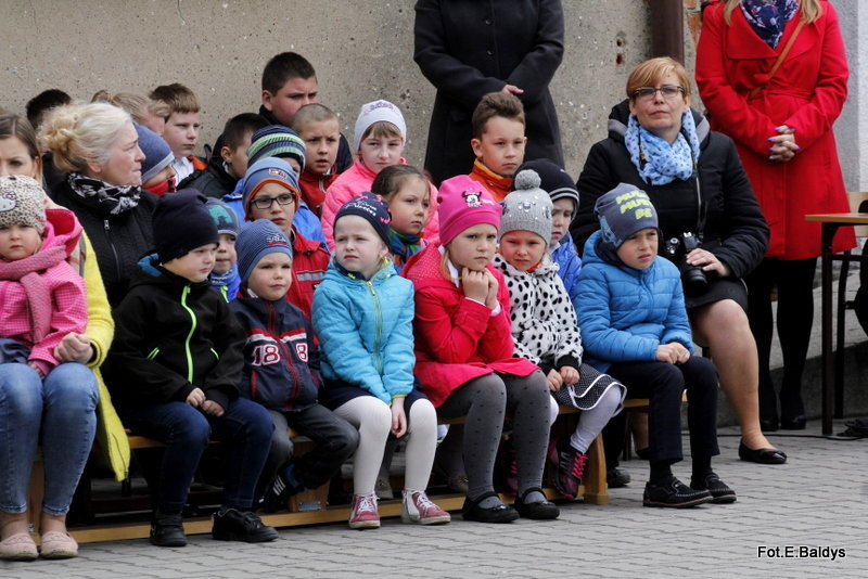 Sztandar dla Szkoły Podstawowej w Goniembicach (zdjęcia)