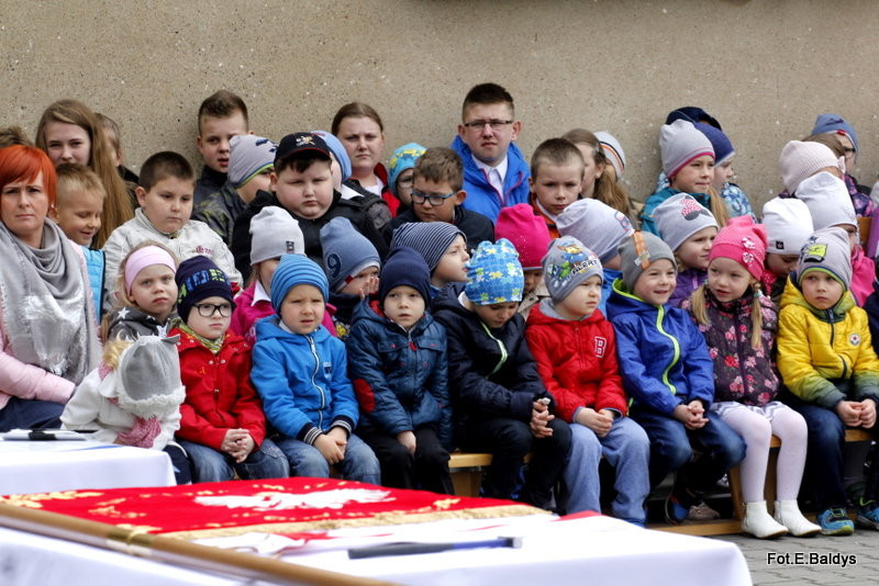 Sztandar dla Szkoły Podstawowej w Goniembicach (zdjęcia)