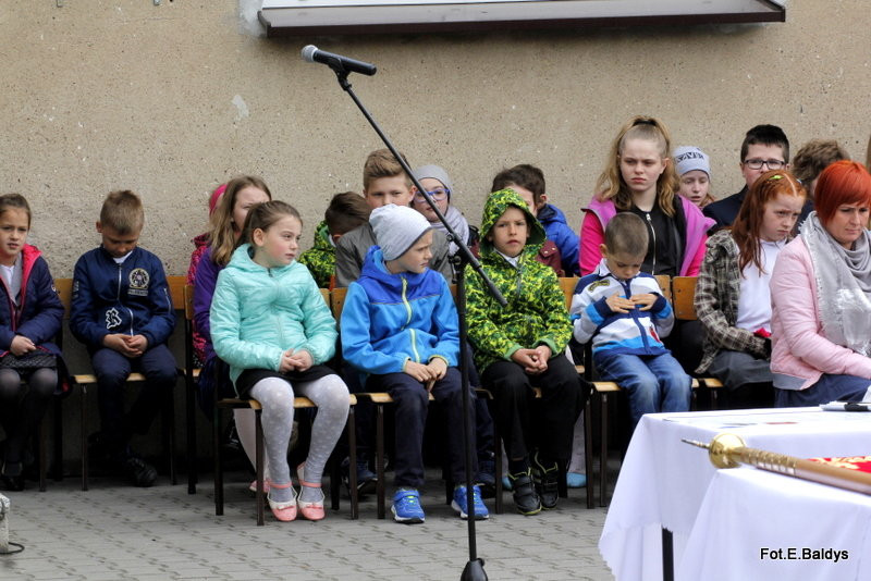 Sztandar dla Szkoły Podstawowej w Goniembicach (zdjęcia)