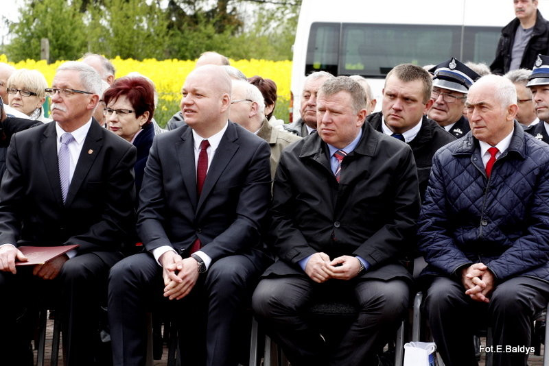 Sztandar dla Szkoły Podstawowej w Goniembicach (zdjęcia)