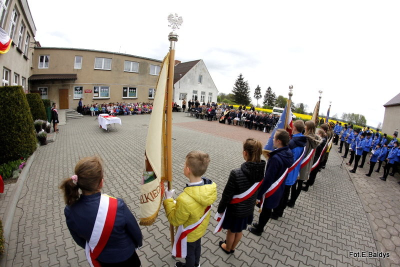 Sztandar dla Szkoły Podstawowej w Goniembicach (zdjęcia)