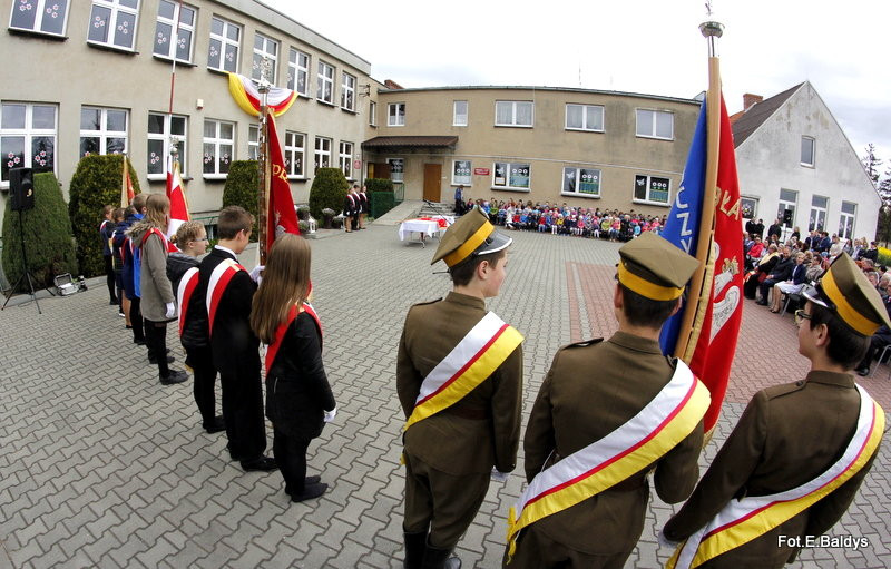 Sztandar dla Szkoły Podstawowej w Goniembicach (zdjęcia)