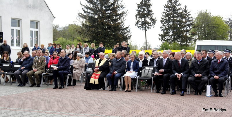 Sztandar dla Szkoły Podstawowej w Goniembicach (zdjęcia)