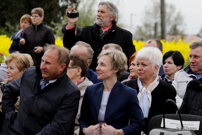 Sztandar dla Szkoły Podstawowej w Goniembicach (zdjęcia)