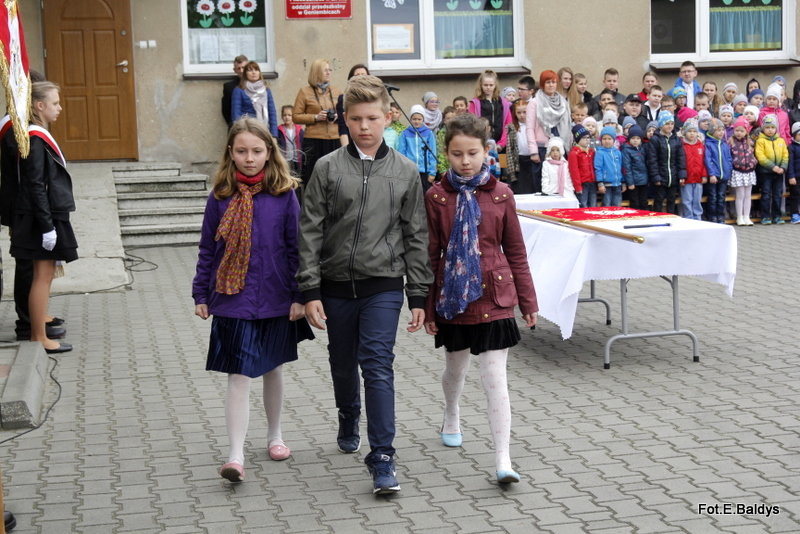 Sztandar dla Szkoły Podstawowej w Goniembicach (zdjęcia)