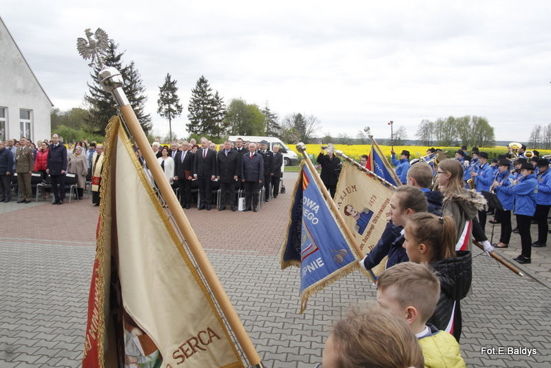 Sztandar dla Szkoły Podstawowej w Goniembicach (zdjęcia)