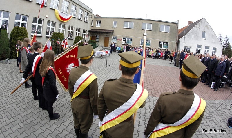 Sztandar dla Szkoły Podstawowej w Goniembicach (zdjęcia)