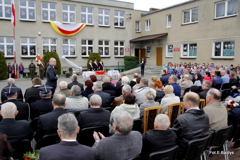 Sztandar dla Szkoły Podstawowej w Goniembicach (zdjęcia)