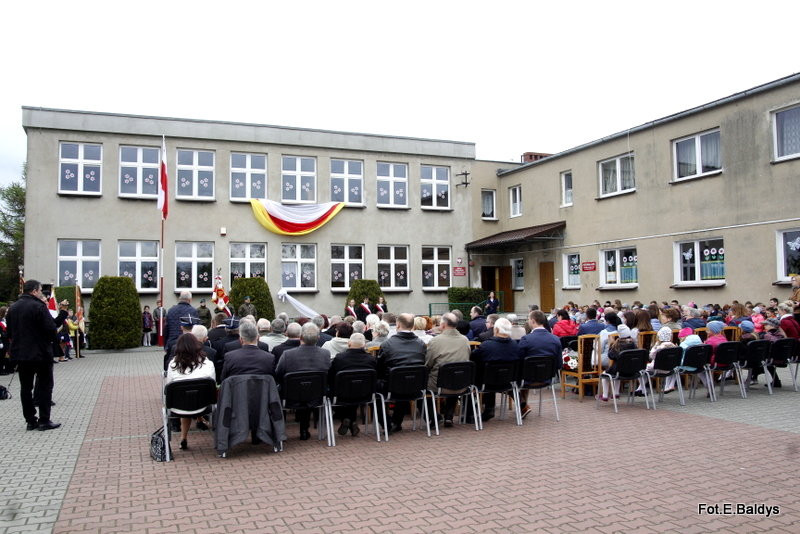 Sztandar dla Szkoły Podstawowej w Goniembicach (zdjęcia)
