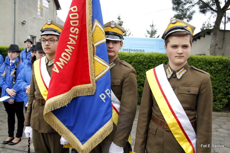 Sztandar dla Szkoły Podstawowej w Goniembicach (zdjęcia)