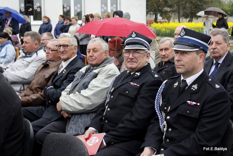 Sztandar dla Szkoły Podstawowej w Goniembicach (zdjęcia)