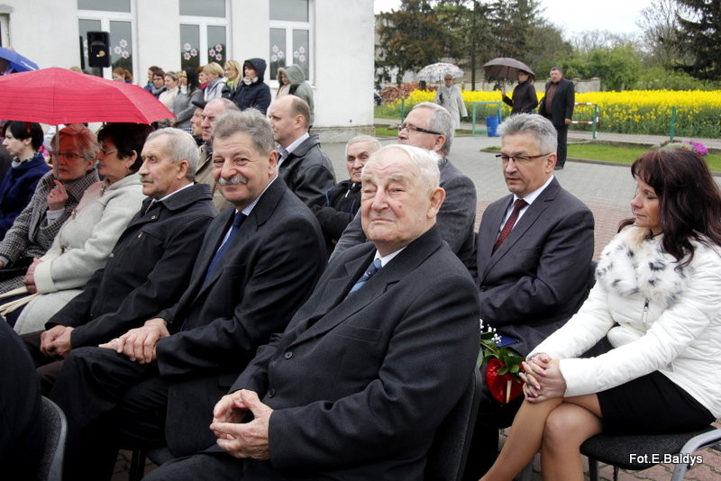Sztandar dla Szkoły Podstawowej w Goniembicach (zdjęcia)