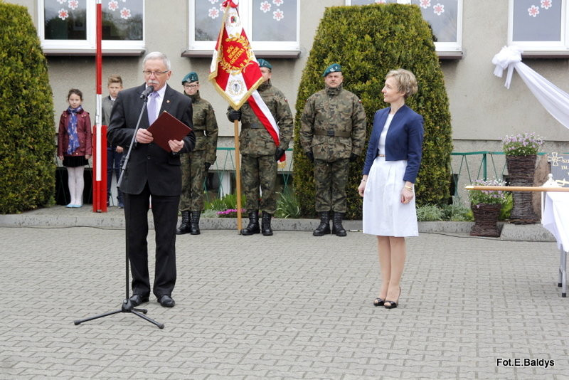 Sztandar dla Szkoły Podstawowej w Goniembicach (zdjęcia)