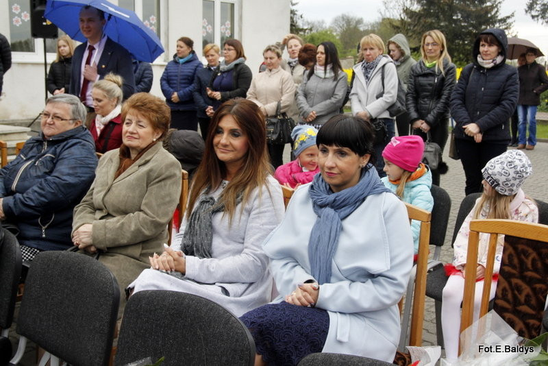 Sztandar dla Szkoły Podstawowej w Goniembicach (zdjęcia)
