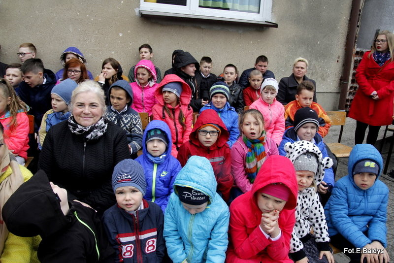 Sztandar dla Szkoły Podstawowej w Goniembicach (zdjęcia)