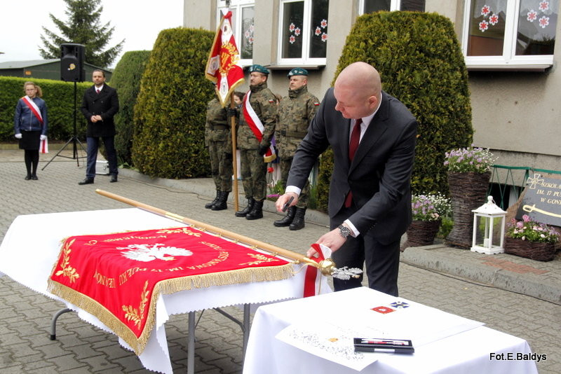 Sztandar dla Szkoły Podstawowej w Goniembicach (zdjęcia)