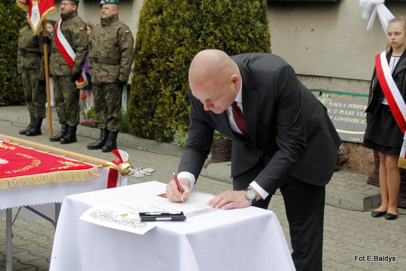 Sztandar dla Szkoły Podstawowej w Goniembicach (zdjęcia)