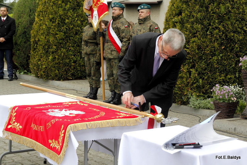 Sztandar dla Szkoły Podstawowej w Goniembicach (zdjęcia)
