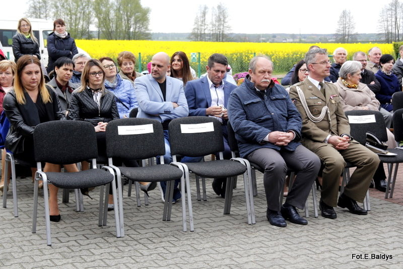 Sztandar dla Szkoły Podstawowej w Goniembicach (zdjęcia)