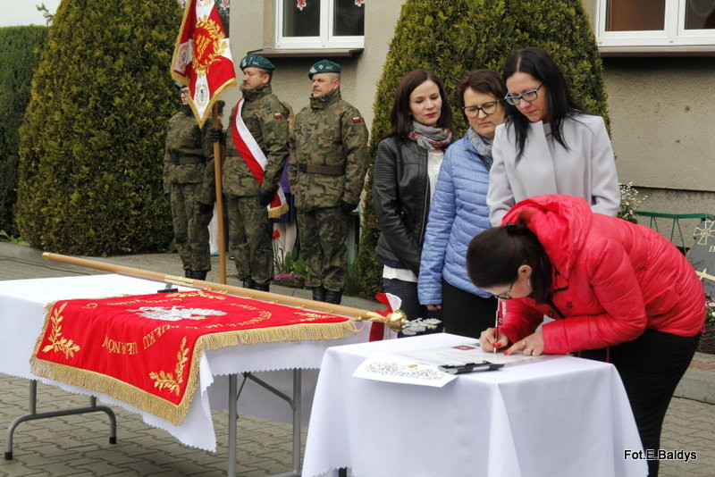 Sztandar dla Szkoły Podstawowej w Goniembicach (zdjęcia)