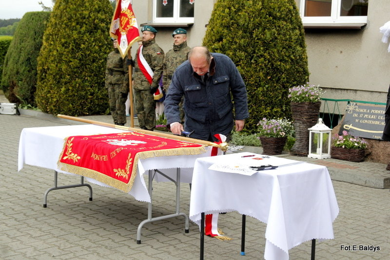 Sztandar dla Szkoły Podstawowej w Goniembicach (zdjęcia)