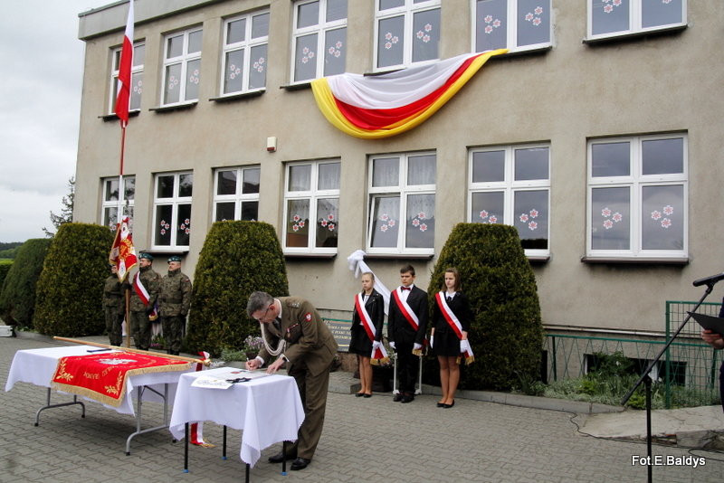 Sztandar dla Szkoły Podstawowej w Goniembicach (zdjęcia)