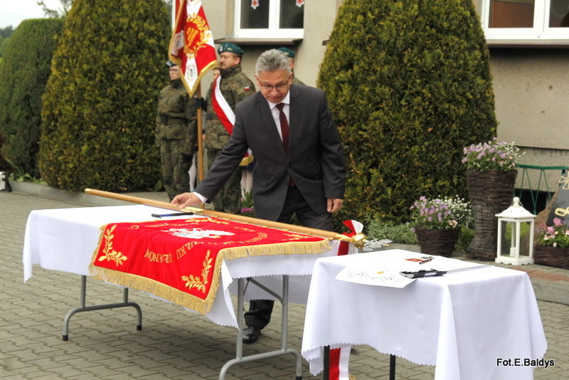 Sztandar dla Szkoły Podstawowej w Goniembicach (zdjęcia)