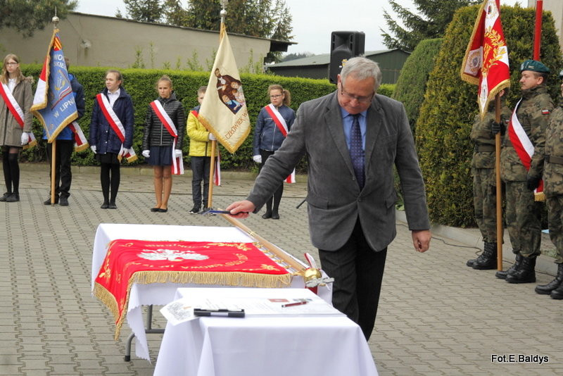 Sztandar dla Szkoły Podstawowej w Goniembicach (zdjęcia)