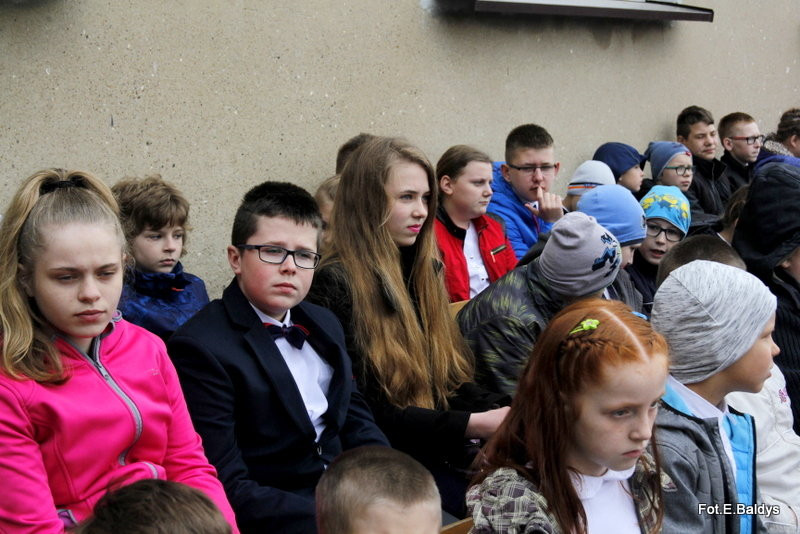 Sztandar dla Szkoły Podstawowej w Goniembicach (zdjęcia)