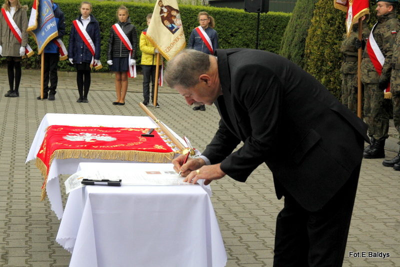 Sztandar dla Szkoły Podstawowej w Goniembicach (zdjęcia)