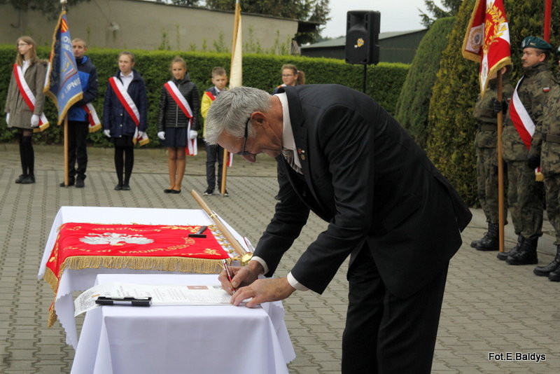 Sztandar dla Szkoły Podstawowej w Goniembicach (zdjęcia)