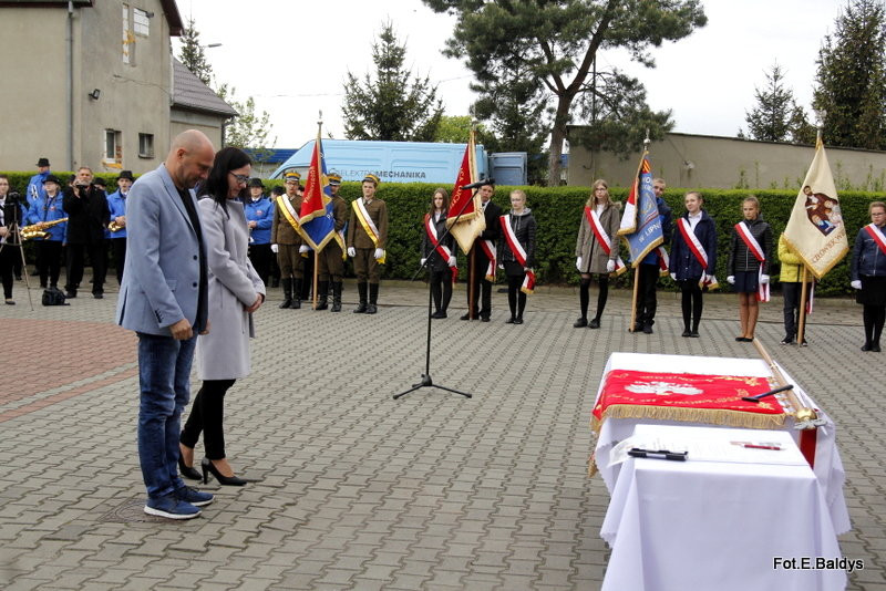 Sztandar dla Szkoły Podstawowej w Goniembicach (zdjęcia)