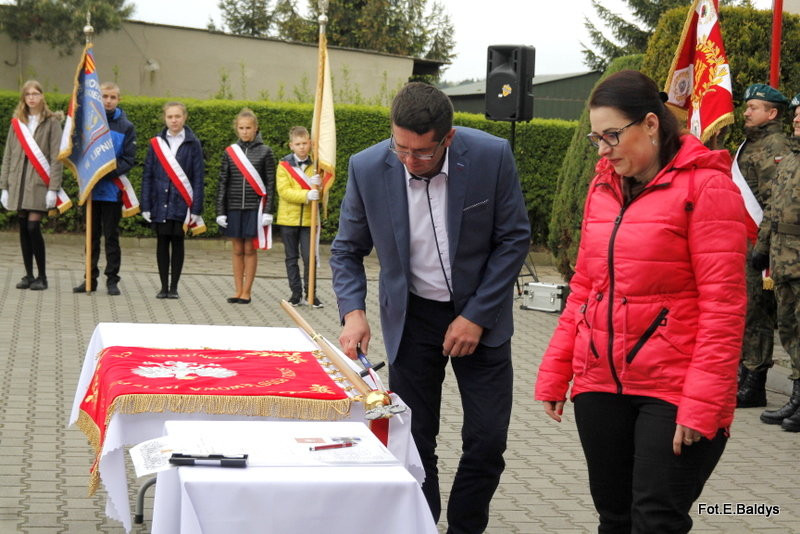 Sztandar dla Szkoły Podstawowej w Goniembicach (zdjęcia)