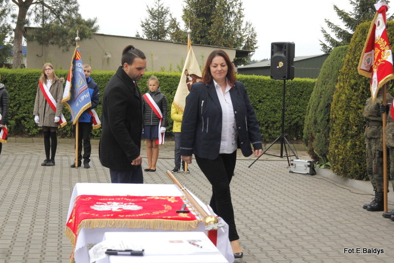 Sztandar dla Szkoły Podstawowej w Goniembicach (zdjęcia)