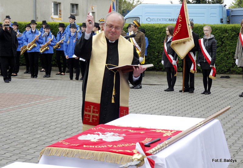 Sztandar dla Szkoły Podstawowej w Goniembicach (zdjęcia)
