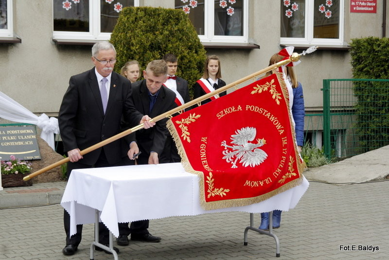 Sztandar dla Szkoły Podstawowej w Goniembicach (zdjęcia)