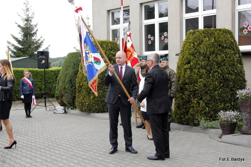 Sztandar dla Szkoły Podstawowej w Goniembicach (zdjęcia)