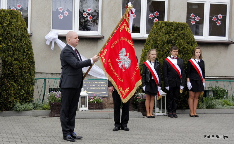 Sztandar dla Szkoły Podstawowej w Goniembicach (zdjęcia)