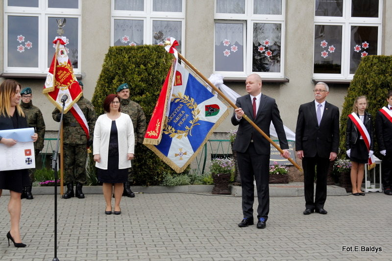 Sztandar dla Szkoły Podstawowej w Goniembicach (zdjęcia)