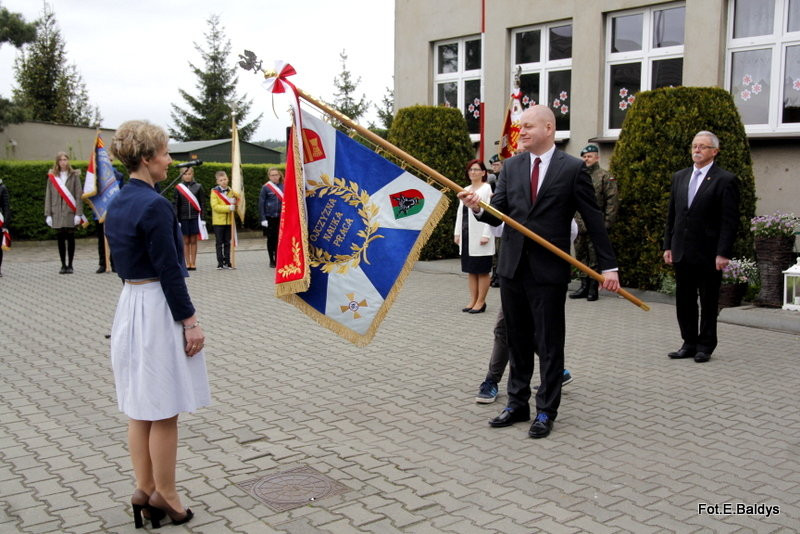 Sztandar dla Szkoły Podstawowej w Goniembicach (zdjęcia)