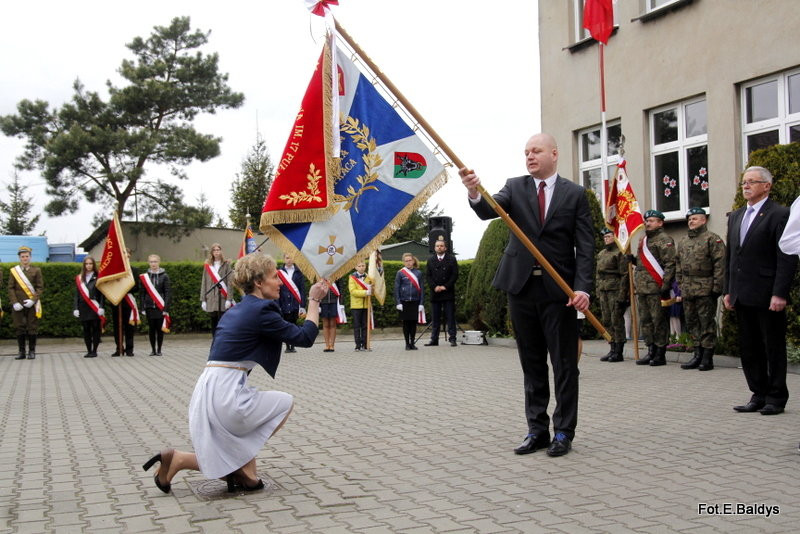 Sztandar dla Szkoły Podstawowej w Goniembicach (zdjęcia)