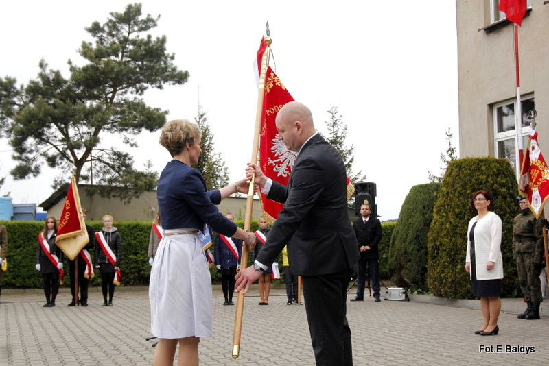 Sztandar dla Szkoły Podstawowej w Goniembicach (zdjęcia)