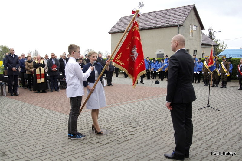 Sztandar dla Szkoły Podstawowej w Goniembicach (zdjęcia)